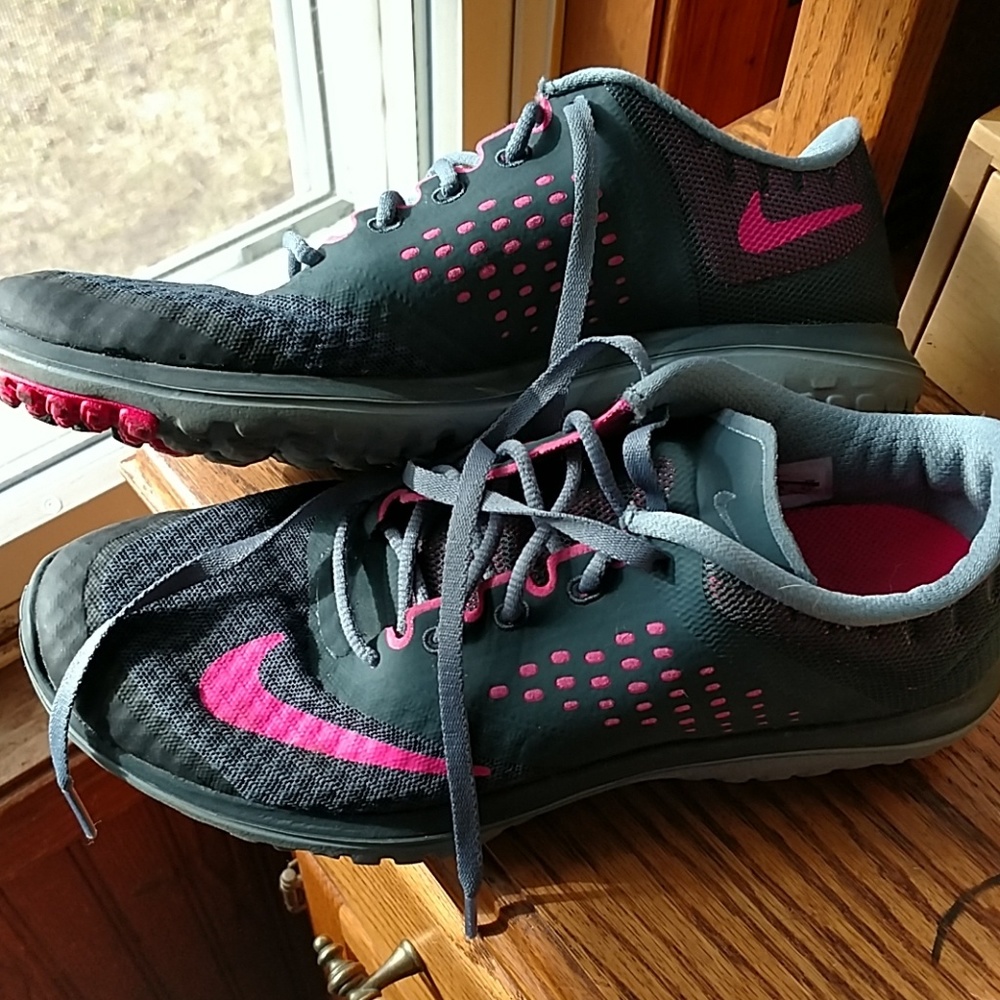 Nike FITSOLE ladies gray and pink running shoe